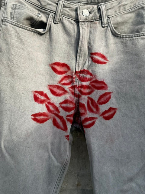 Jeans con besos de labios